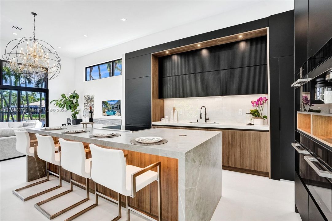 Vendido Recientemente: $2,890,000 (5 camas, 4 baños, 4270 Pies cuadrados)