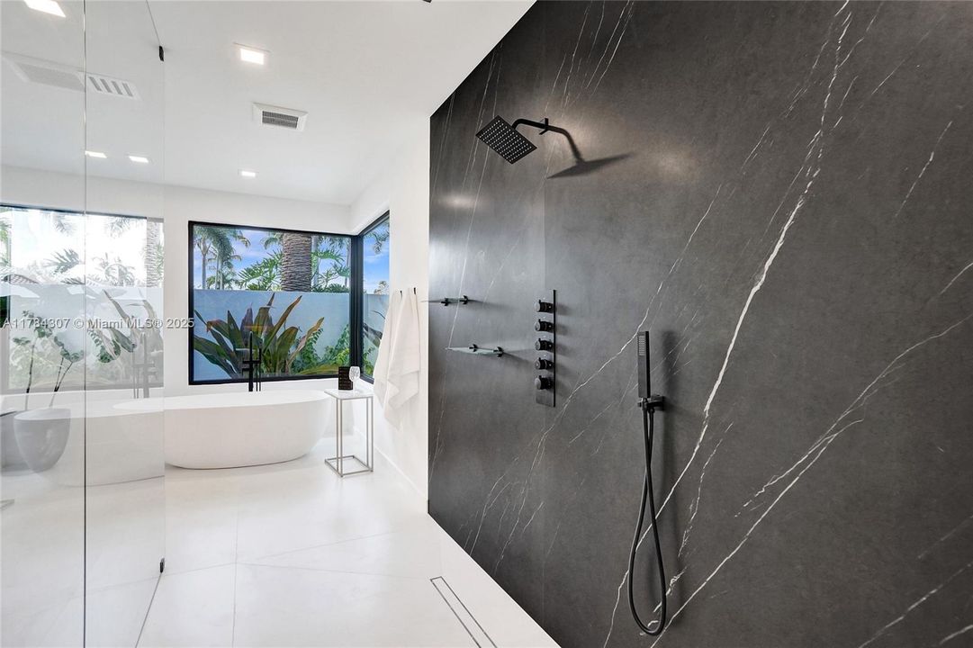 Vendido Recientemente: $2,890,000 (5 camas, 4 baños, 4270 Pies cuadrados)