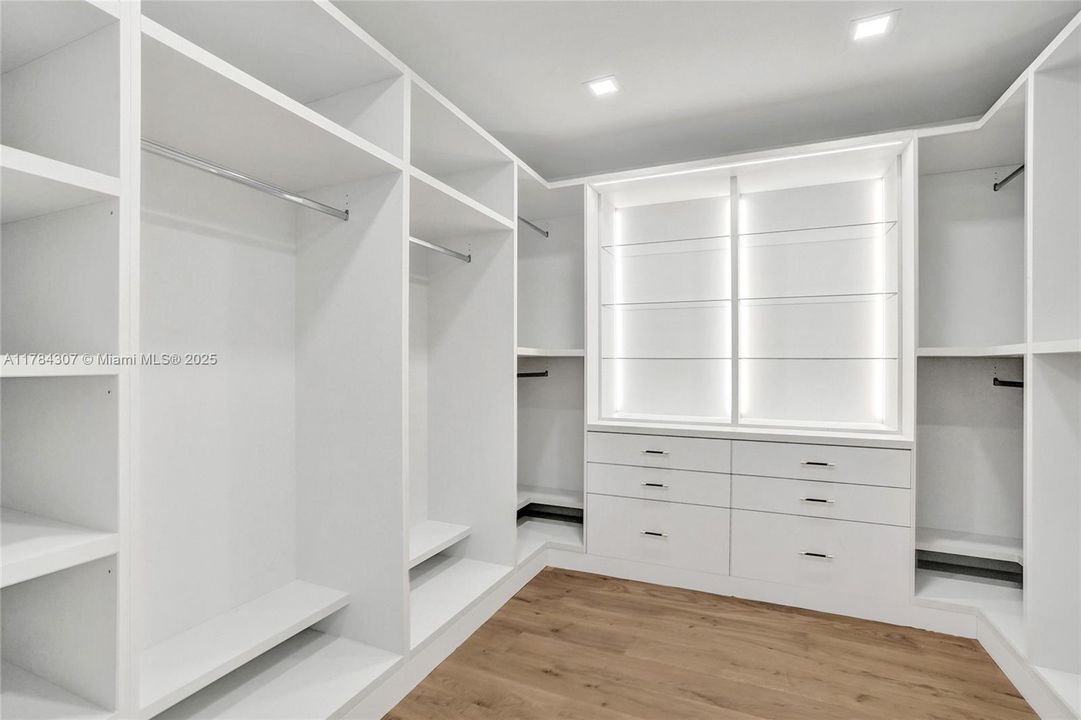 Vendido Recientemente: $2,890,000 (5 camas, 4 baños, 4270 Pies cuadrados)