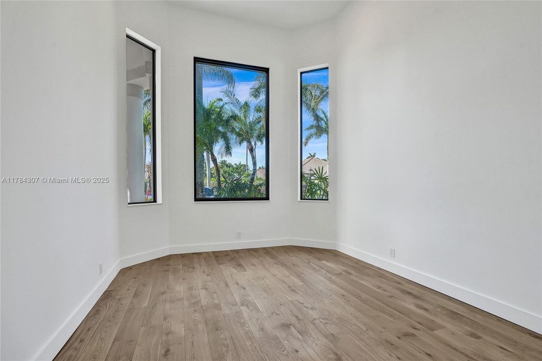 Vendido Recientemente: $2,890,000 (5 camas, 4 baños, 4270 Pies cuadrados)