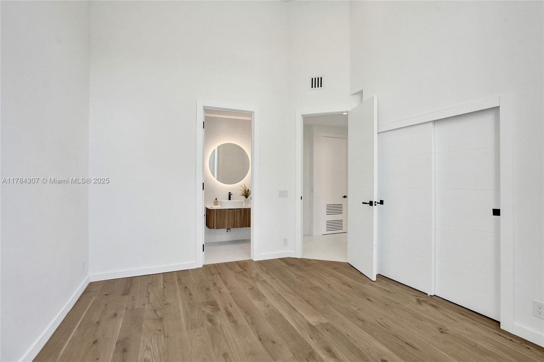 Vendido Recientemente: $2,890,000 (5 camas, 4 baños, 4270 Pies cuadrados)