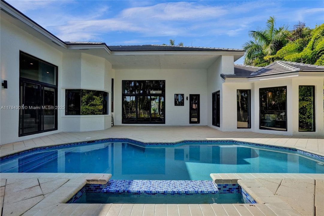 Vendido Recientemente: $2,890,000 (5 camas, 4 baños, 4270 Pies cuadrados)