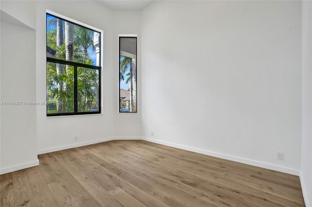 Vendido Recientemente: $2,890,000 (5 camas, 4 baños, 4270 Pies cuadrados)