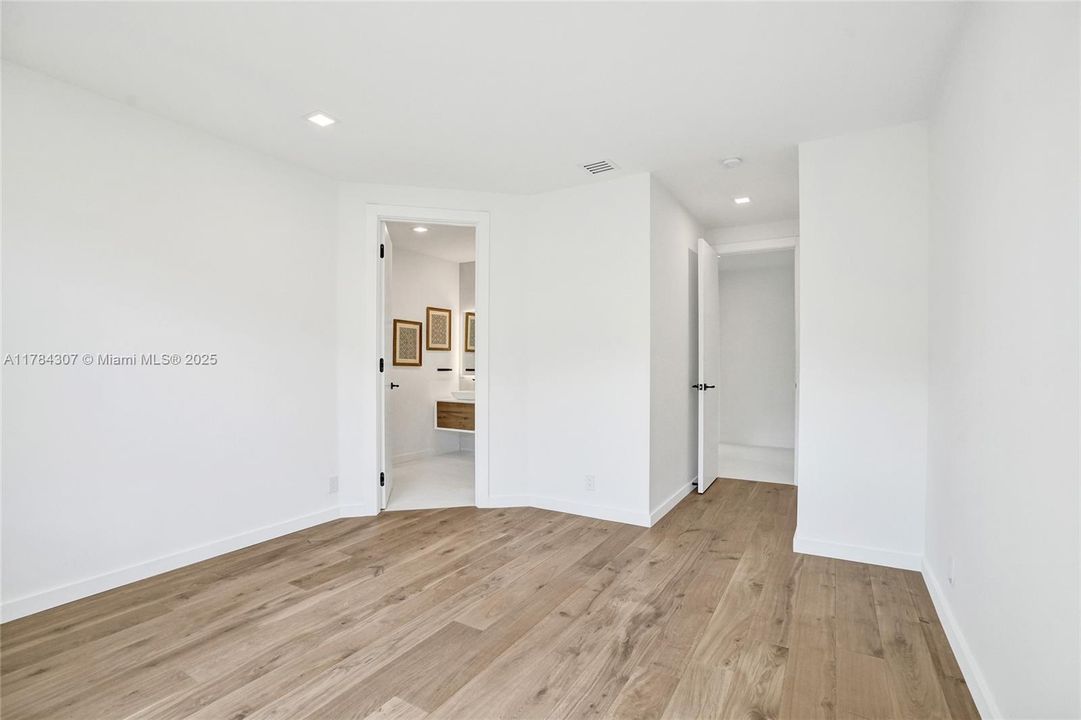 Vendido Recientemente: $2,890,000 (5 camas, 4 baños, 4270 Pies cuadrados)