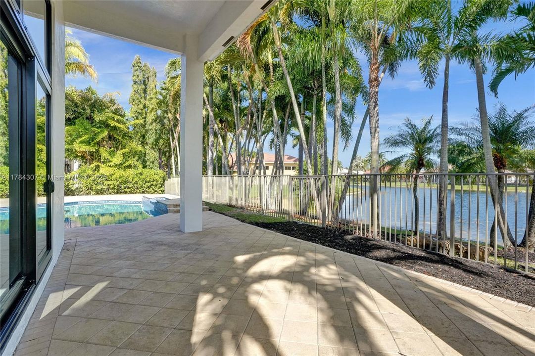 Vendido Recientemente: $2,890,000 (5 camas, 4 baños, 4270 Pies cuadrados)