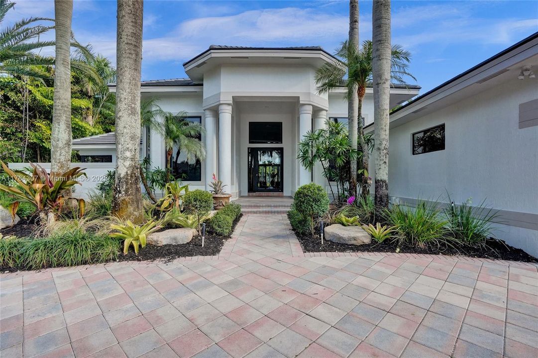 Vendido Recientemente: $2,890,000 (5 camas, 4 baños, 4270 Pies cuadrados)