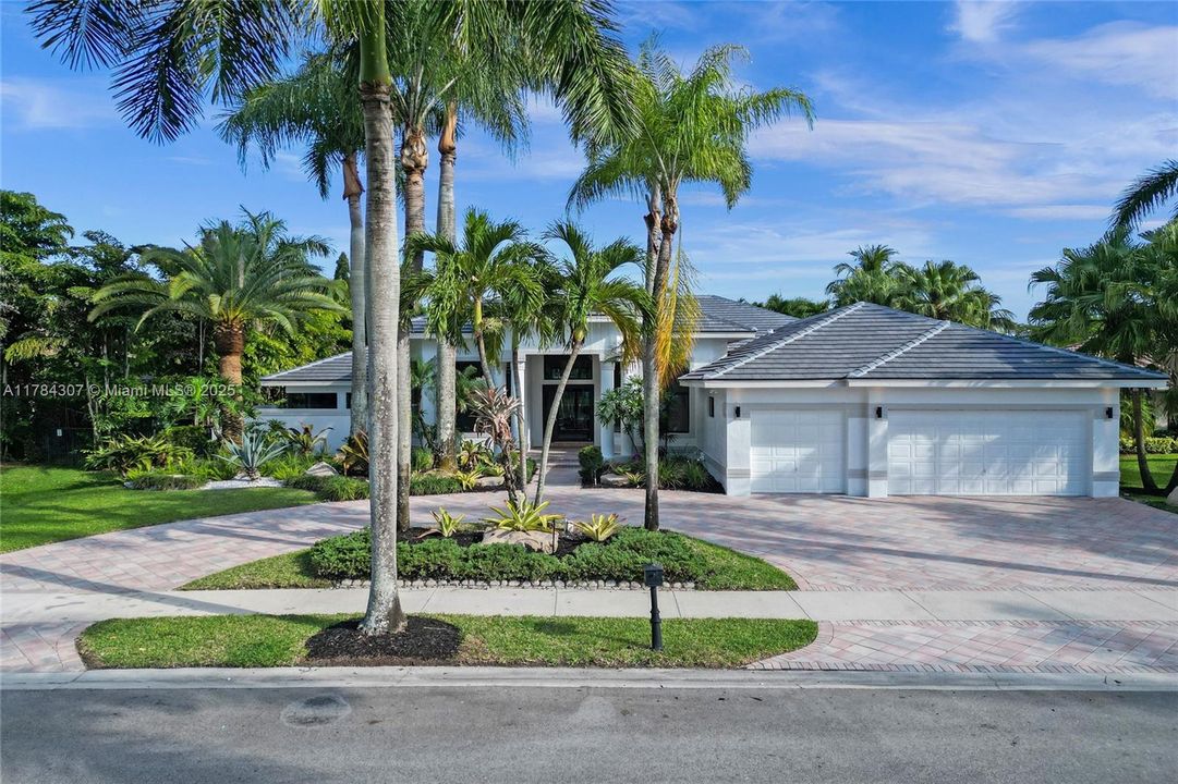 Vendido Recientemente: $2,890,000 (5 camas, 4 baños, 4270 Pies cuadrados)