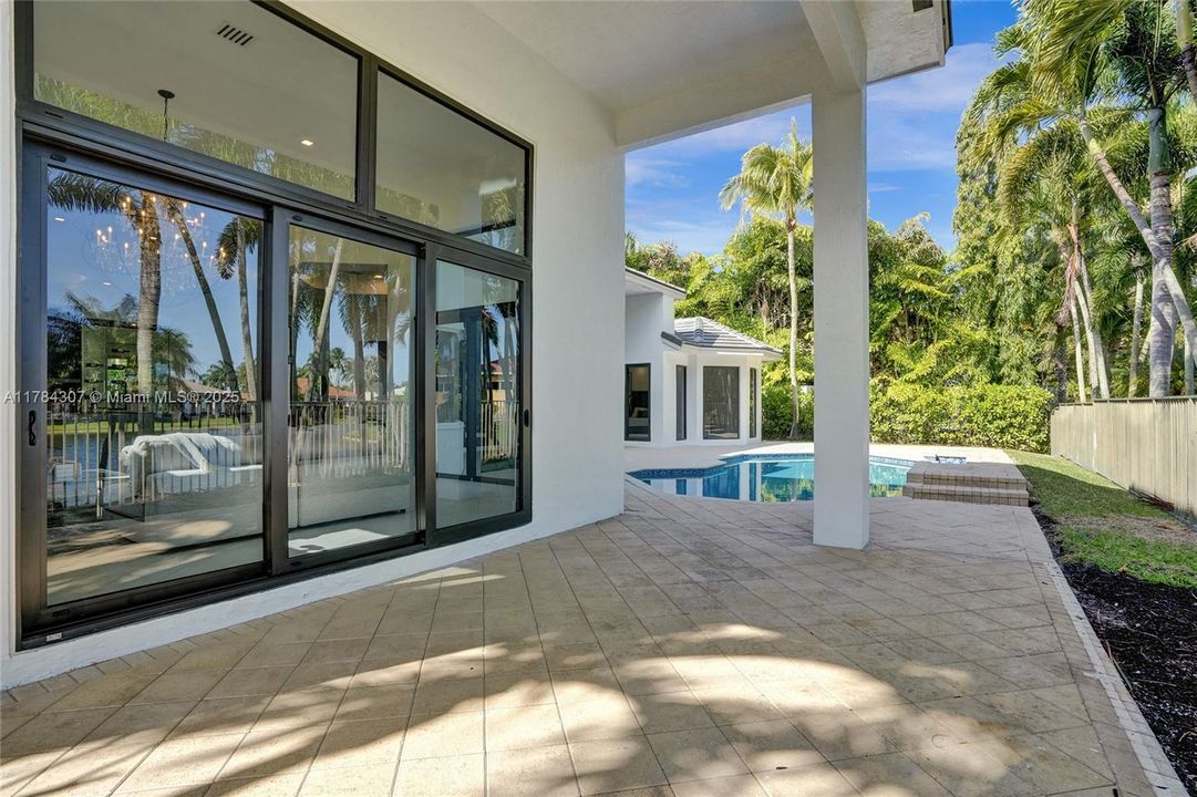 Vendido Recientemente: $2,890,000 (5 camas, 4 baños, 4270 Pies cuadrados)