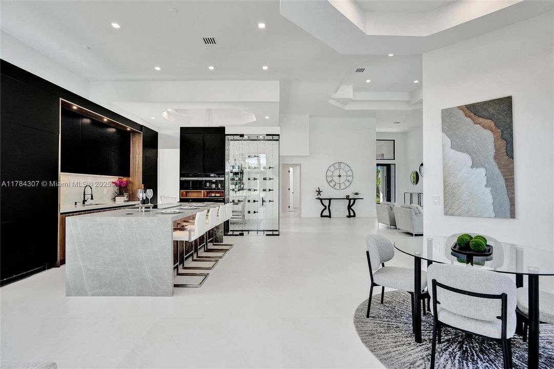 Vendido Recientemente: $2,890,000 (5 camas, 4 baños, 4270 Pies cuadrados)