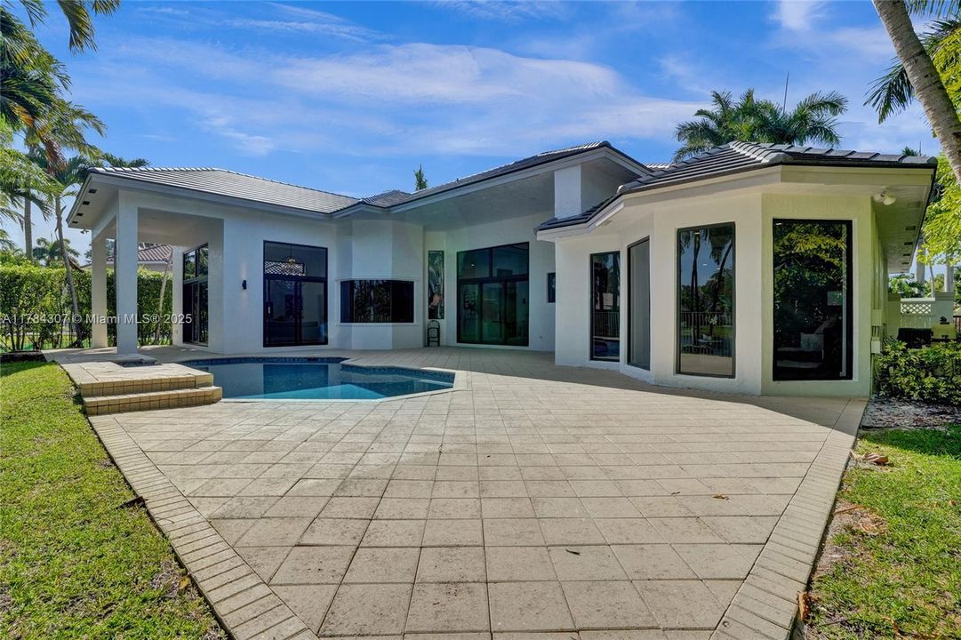 Vendido Recientemente: $2,890,000 (5 camas, 4 baños, 4270 Pies cuadrados)