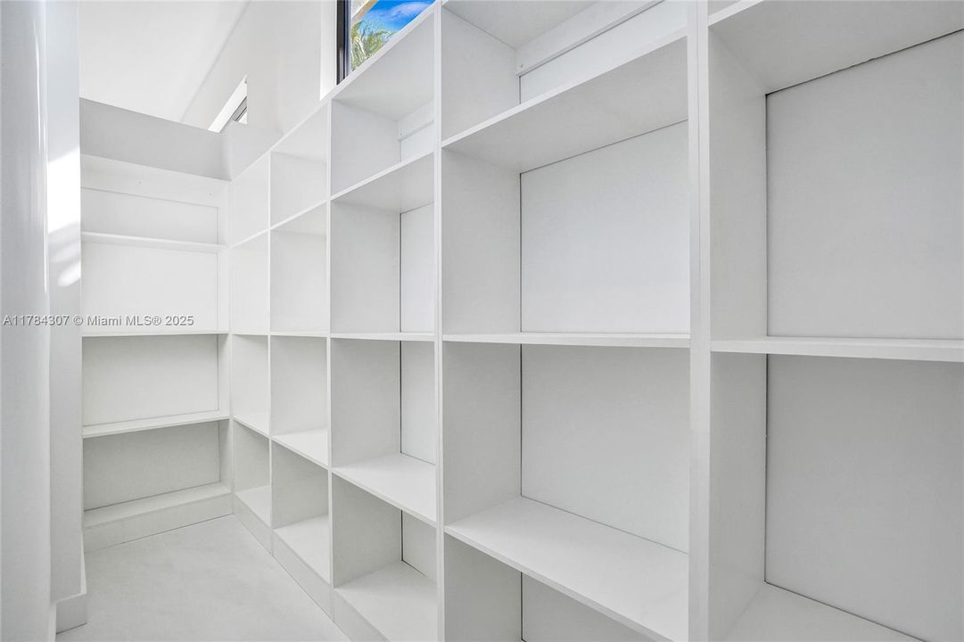 Vendido Recientemente: $2,890,000 (5 camas, 4 baños, 4270 Pies cuadrados)