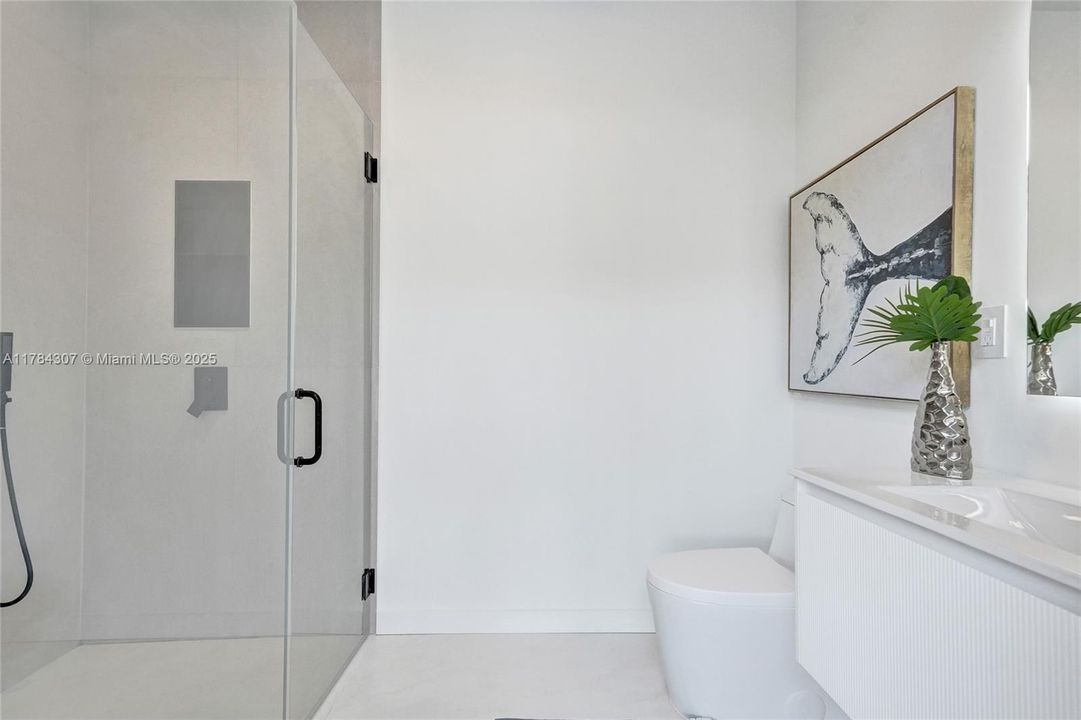 Vendido Recientemente: $2,890,000 (5 camas, 4 baños, 4270 Pies cuadrados)