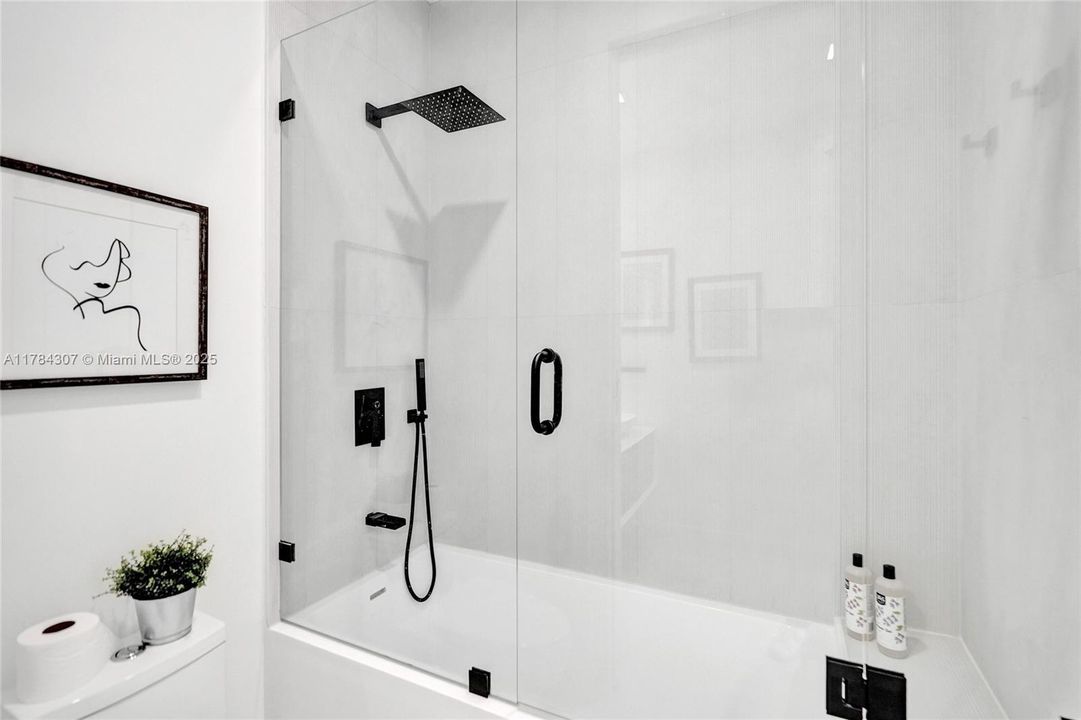 Vendido Recientemente: $2,890,000 (5 camas, 4 baños, 4270 Pies cuadrados)