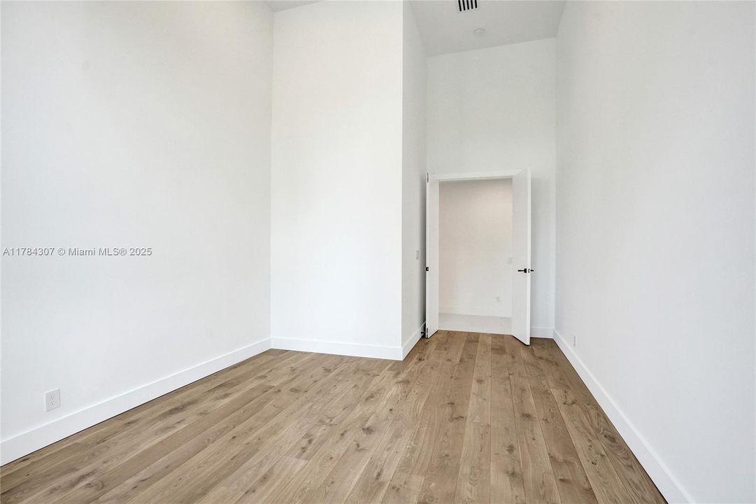 Vendido Recientemente: $2,890,000 (5 camas, 4 baños, 4270 Pies cuadrados)