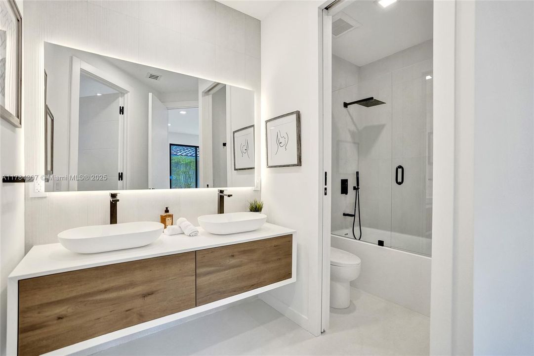 Vendido Recientemente: $2,890,000 (5 camas, 4 baños, 4270 Pies cuadrados)