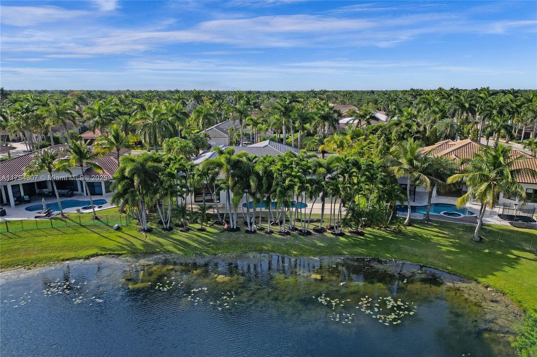 Vendido Recientemente: $2,890,000 (5 camas, 4 baños, 4270 Pies cuadrados)