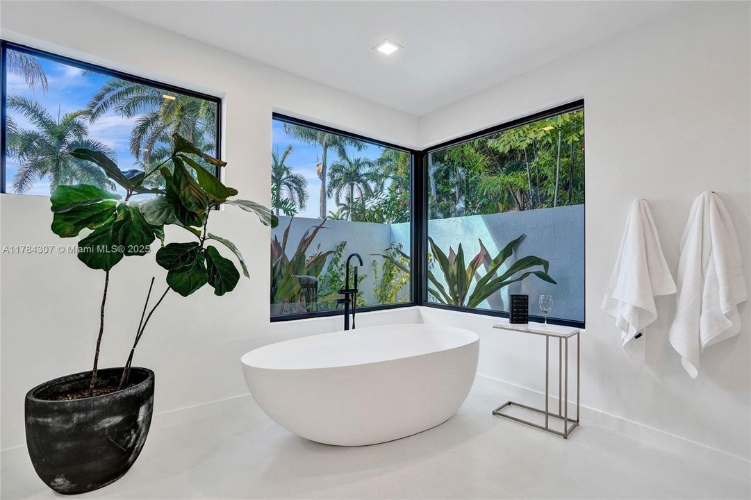 Vendido Recientemente: $2,890,000 (5 camas, 4 baños, 4270 Pies cuadrados)