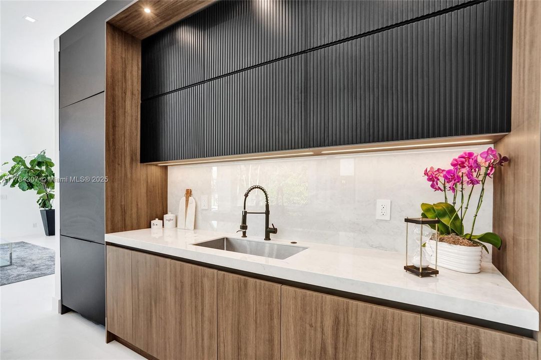 Vendido Recientemente: $2,890,000 (5 camas, 4 baños, 4270 Pies cuadrados)