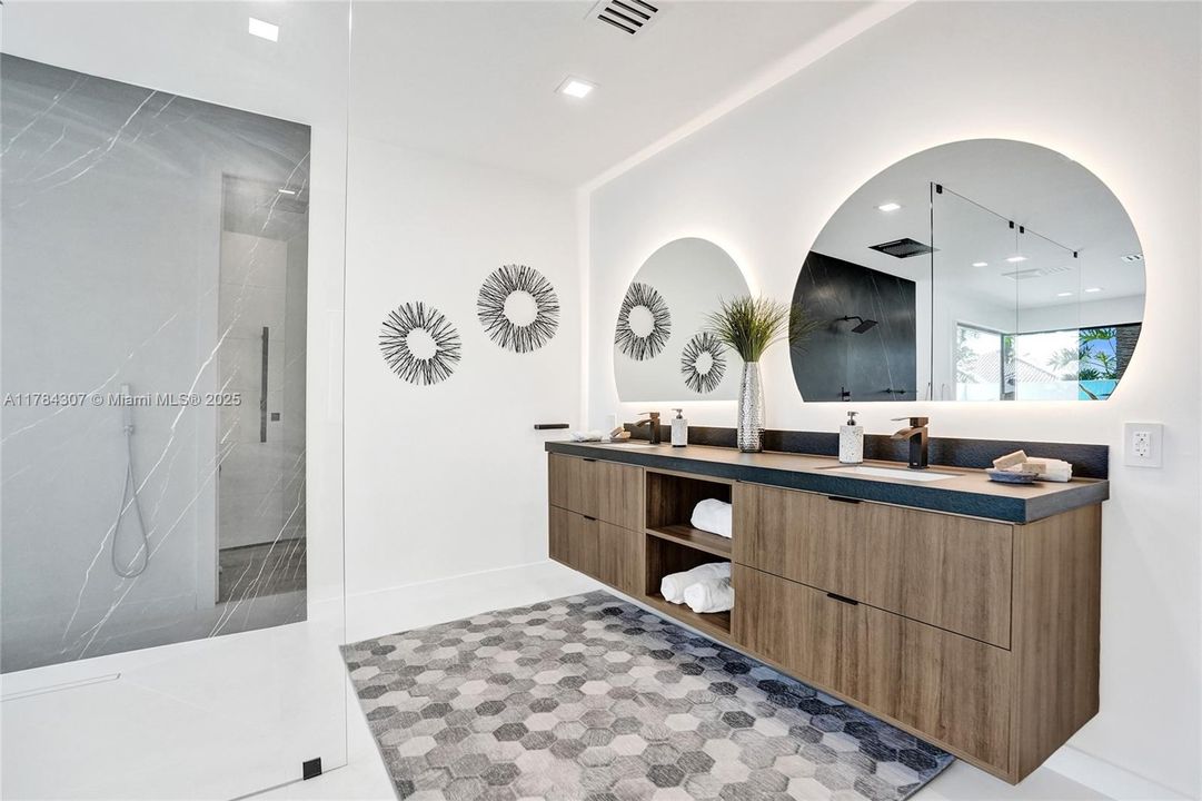 Vendido Recientemente: $2,890,000 (5 camas, 4 baños, 4270 Pies cuadrados)