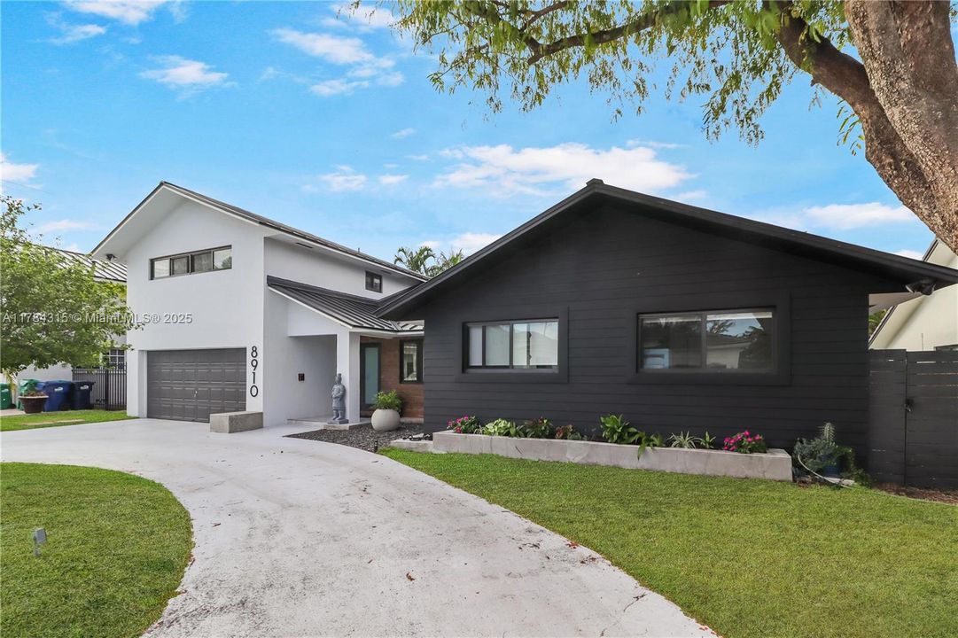 Недавно продано: $1,300,000 (4 спален, 3 ванн, 2320 Квадратных фут)