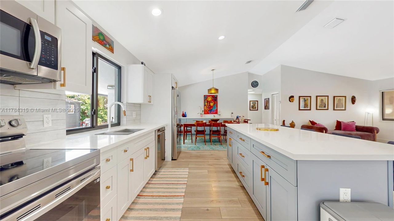 Недавно продано: $1,300,000 (4 спален, 3 ванн, 2320 Квадратных фут)