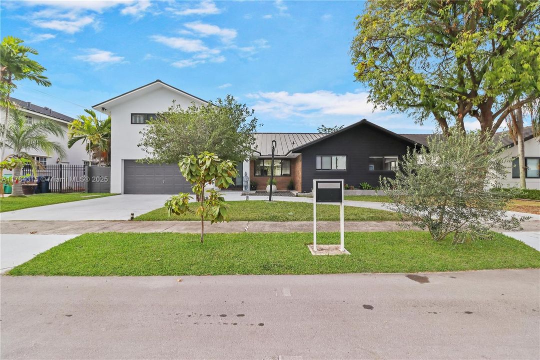 Недавно продано: $1,300,000 (4 спален, 3 ванн, 2320 Квадратных фут)