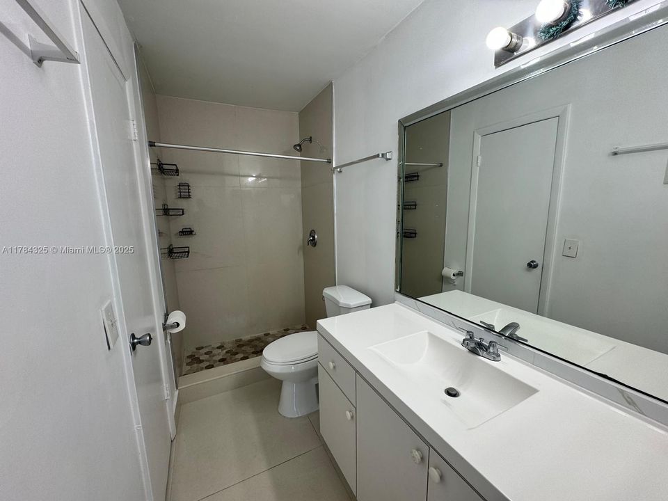 最近售出: $255,000 (2 贝兹, 1 浴室, 960 平方英尺)