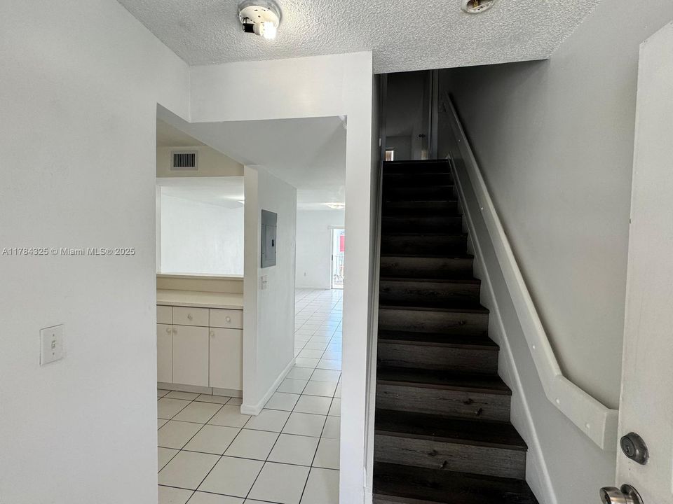 最近售出: $255,000 (2 贝兹, 1 浴室, 960 平方英尺)