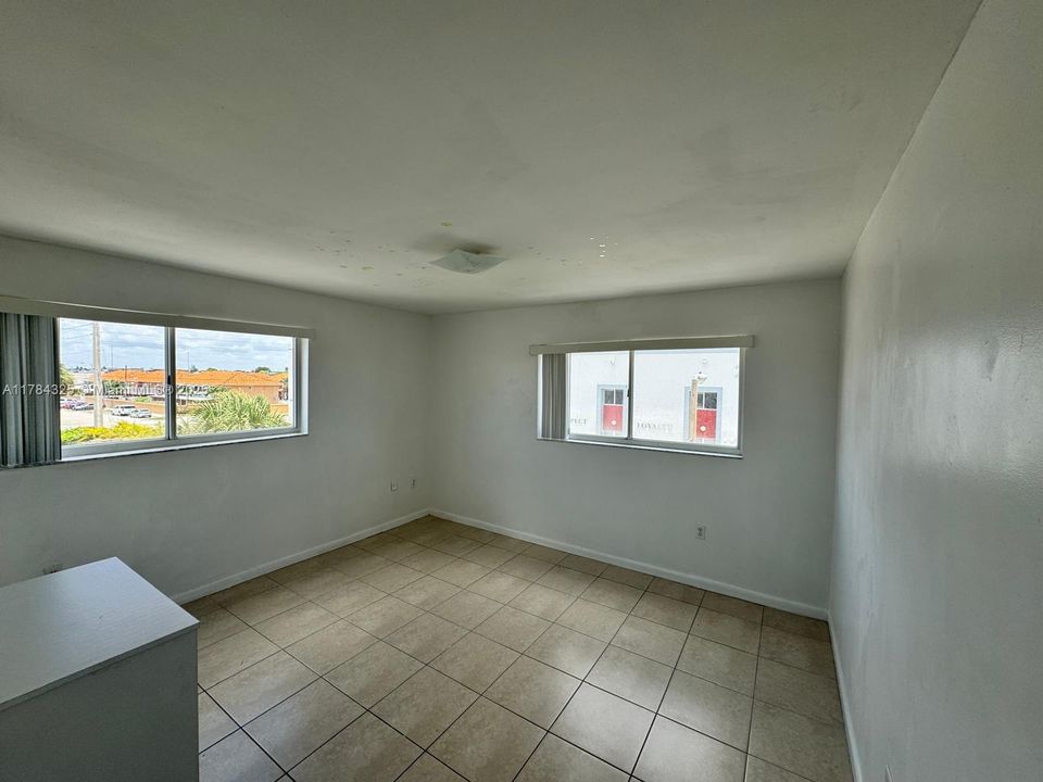 最近售出: $255,000 (2 贝兹, 1 浴室, 960 平方英尺)