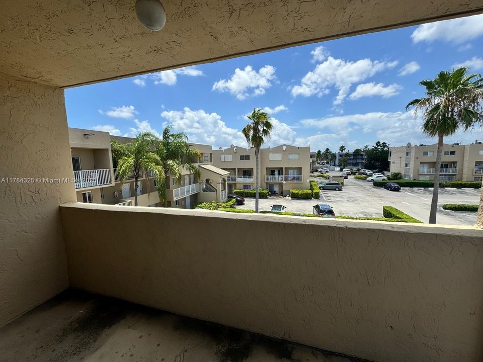 最近售出: $255,000 (2 贝兹, 1 浴室, 960 平方英尺)