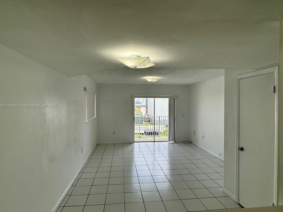 最近售出: $255,000 (2 贝兹, 1 浴室, 960 平方英尺)