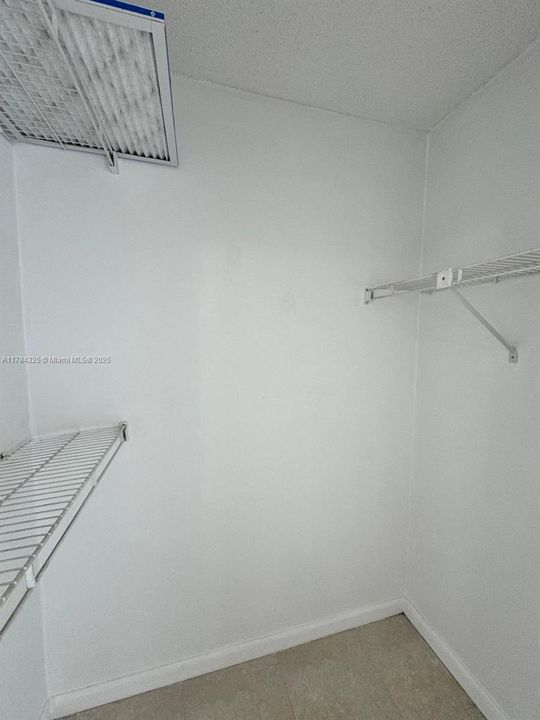 最近售出: $255,000 (2 贝兹, 1 浴室, 960 平方英尺)