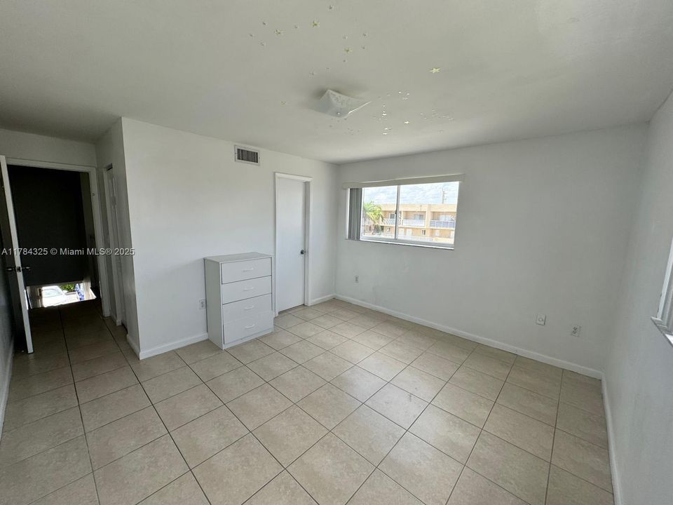 最近售出: $255,000 (2 贝兹, 1 浴室, 960 平方英尺)