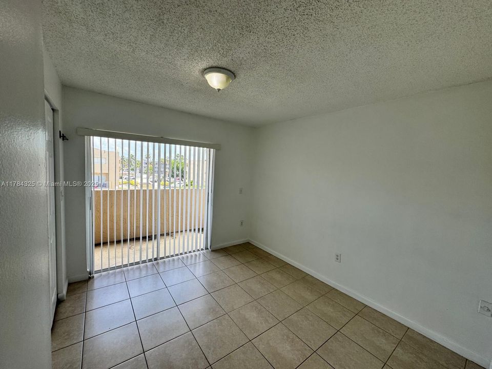 最近售出: $255,000 (2 贝兹, 1 浴室, 960 平方英尺)