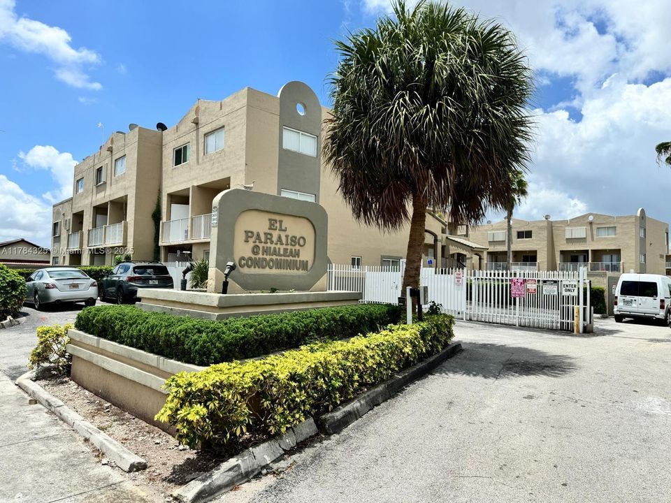 最近售出: $255,000 (2 贝兹, 1 浴室, 960 平方英尺)