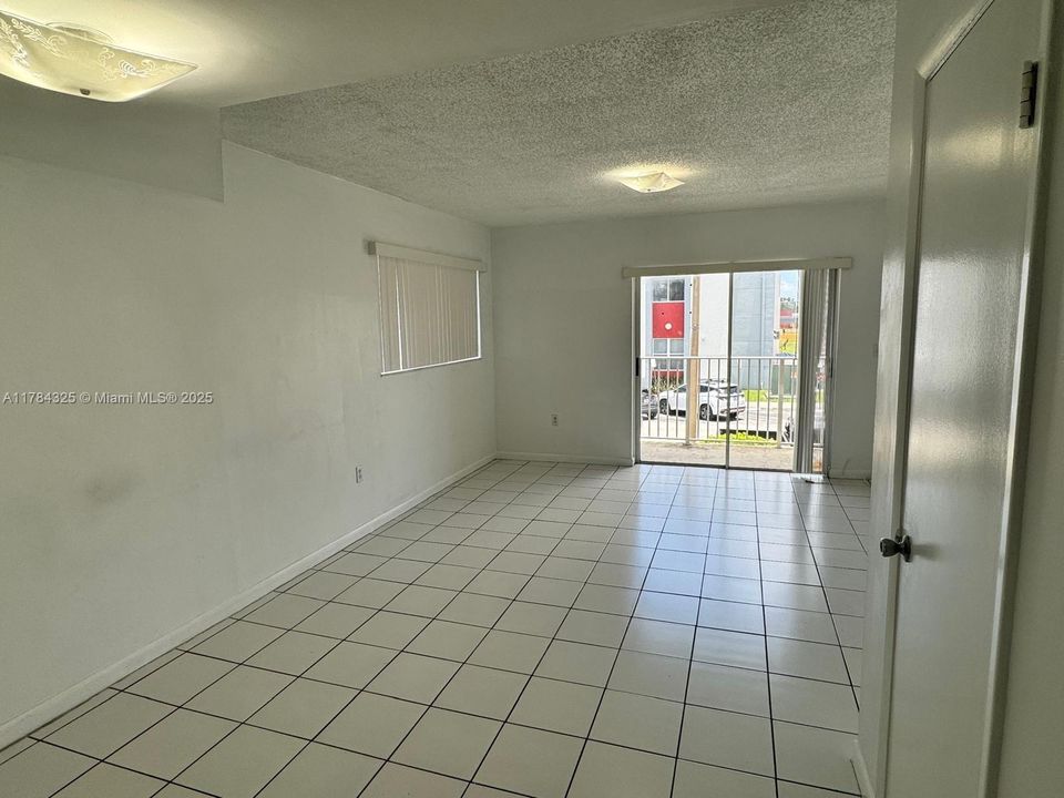 最近售出: $255,000 (2 贝兹, 1 浴室, 960 平方英尺)