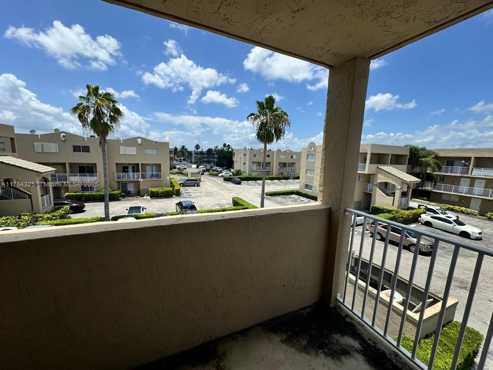 最近售出: $255,000 (2 贝兹, 1 浴室, 960 平方英尺)