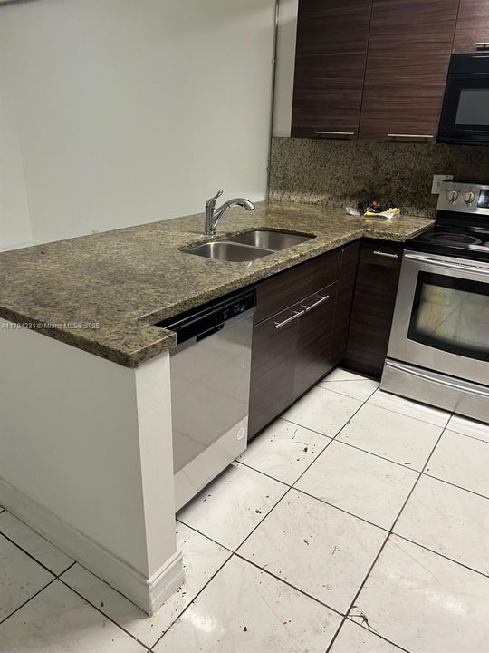 Недавно продано: $213,950 (4 спален, 2 ванн, 1440 Квадратных фут)