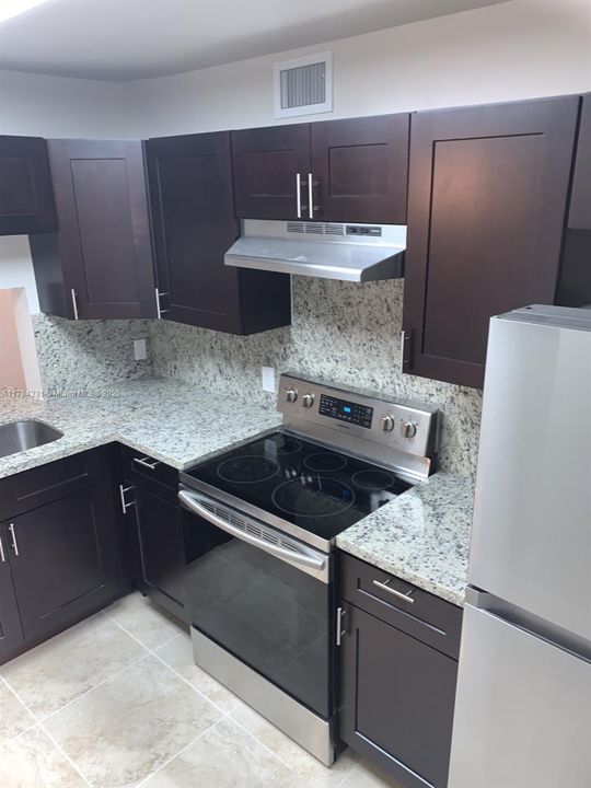 Недавно продано: $213,950 (4 спален, 2 ванн, 1440 Квадратных фут)