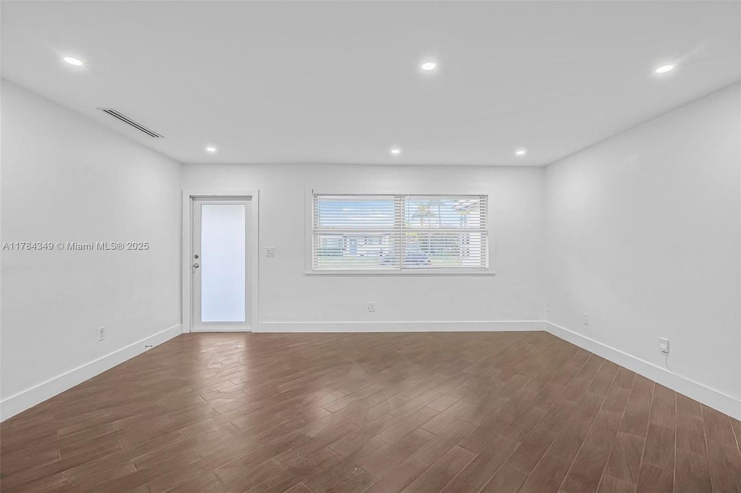 Недавно продано: $699,000 (4 спален, 3 ванн, 1443 Квадратных фут)