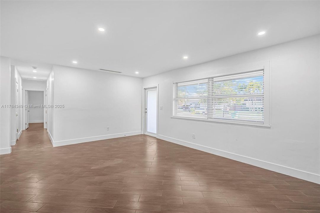 Недавно продано: $699,000 (4 спален, 3 ванн, 1443 Квадратных фут)