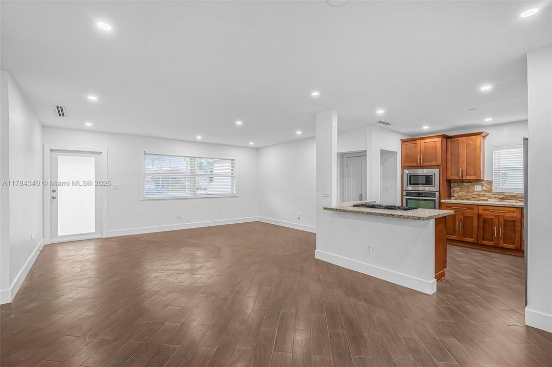 Недавно продано: $699,000 (4 спален, 3 ванн, 1443 Квадратных фут)