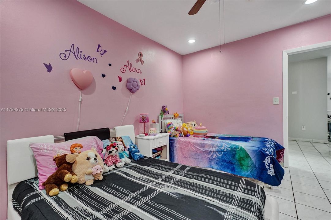 Недавно продано: $410,000 (2 спален, 1 ванн, 890 Квадратных фут)