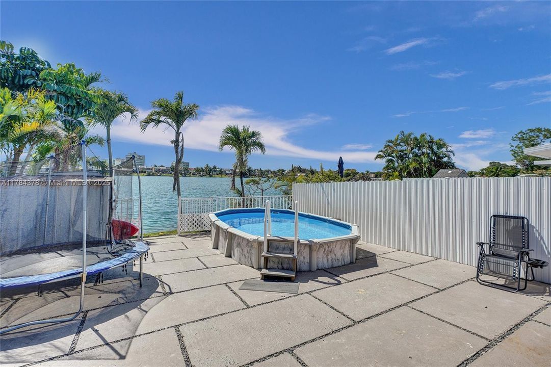 Недавно продано: $410,000 (2 спален, 1 ванн, 890 Квадратных фут)