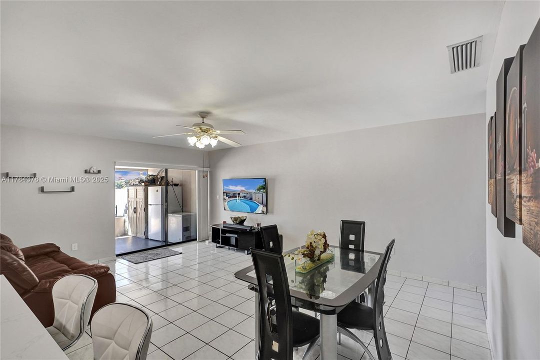 Недавно продано: $410,000 (2 спален, 1 ванн, 890 Квадратных фут)