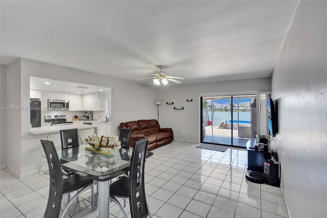 Недавно продано: $410,000 (2 спален, 1 ванн, 890 Квадратных фут)