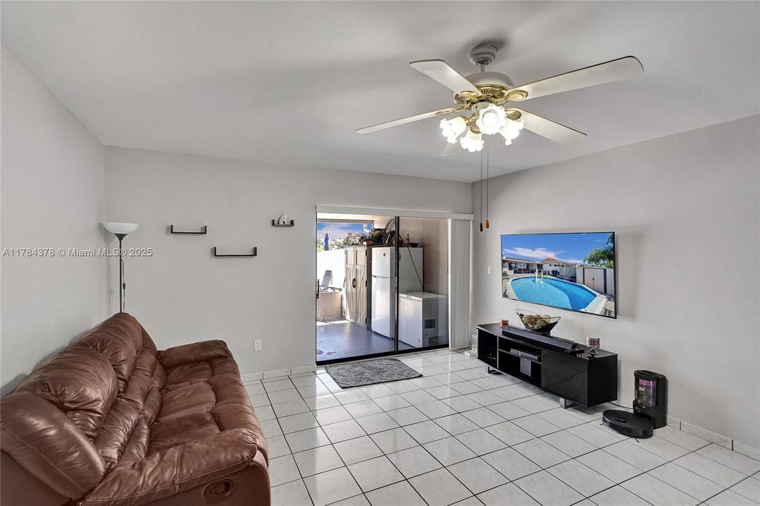 Недавно продано: $410,000 (2 спален, 1 ванн, 890 Квадратных фут)