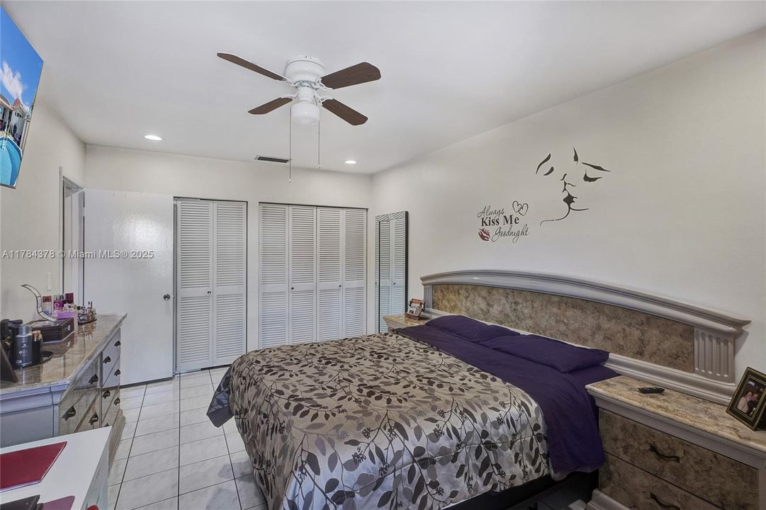 Недавно продано: $410,000 (2 спален, 1 ванн, 890 Квадратных фут)