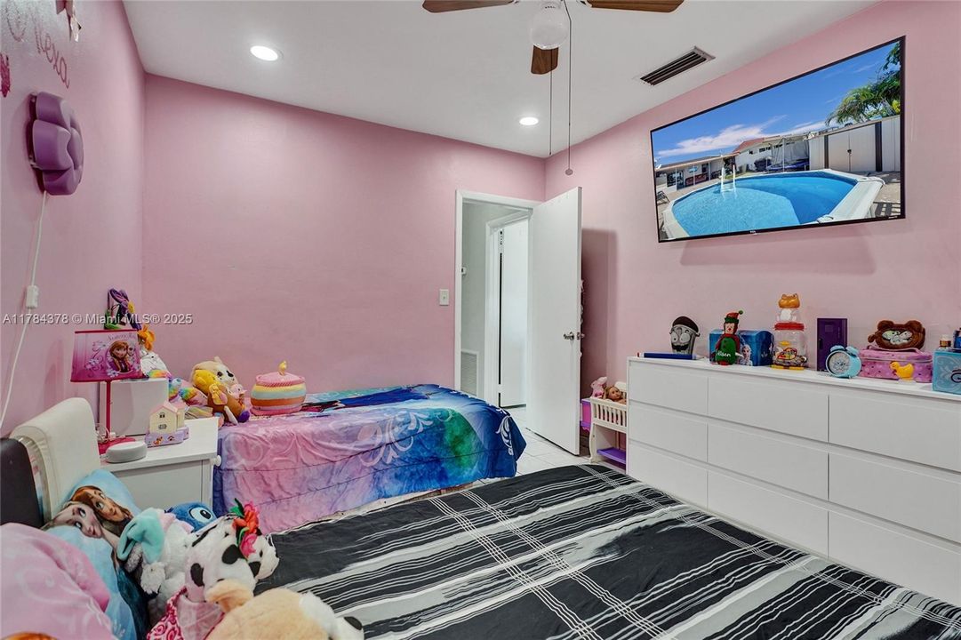 Недавно продано: $410,000 (2 спален, 1 ванн, 890 Квадратных фут)