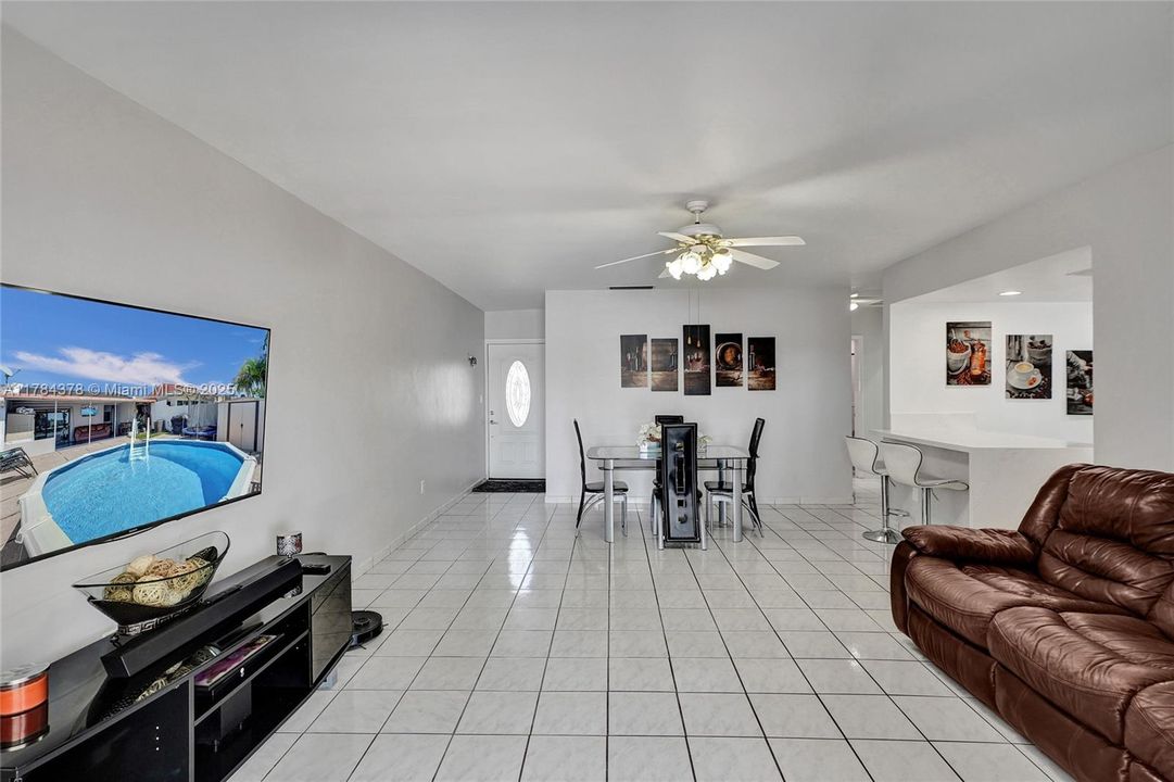 Недавно продано: $410,000 (2 спален, 1 ванн, 890 Квадратных фут)